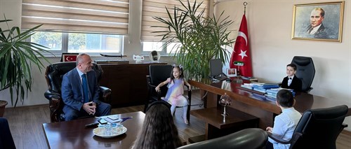 Kaymakamımız Sayın Mahmut KAŞIKÇI 23 Nisan Ulusal Egemenlik Ve Çocuk Bayramı Dolayısıyla Makam Koltuğunu Ülkemizin geleceği çocuklara emanet etti.
